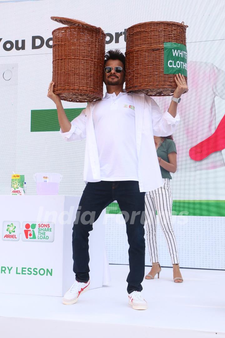 Anil Kapoor encourages 400 sons at the Ariel Guinness World Records event to learn laundry