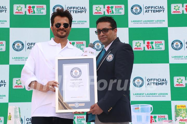 Anil Kapoor with Rishi Nath- adjucator, Guinness World Record announcing the achievement of  record of Ariel_s largest laundry lesson