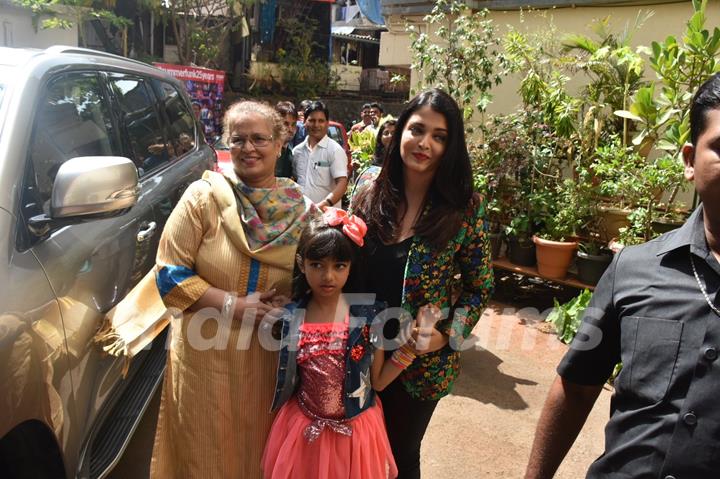Aishwarya Rai Bachchan with her mother and daughter Aaradhya Bachchan 