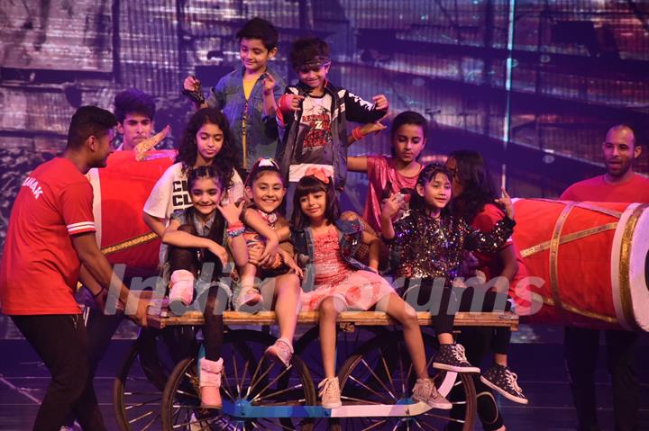 Aaradya Bachchan performs at the 25 Anniversary of Shiamak Summer Funk