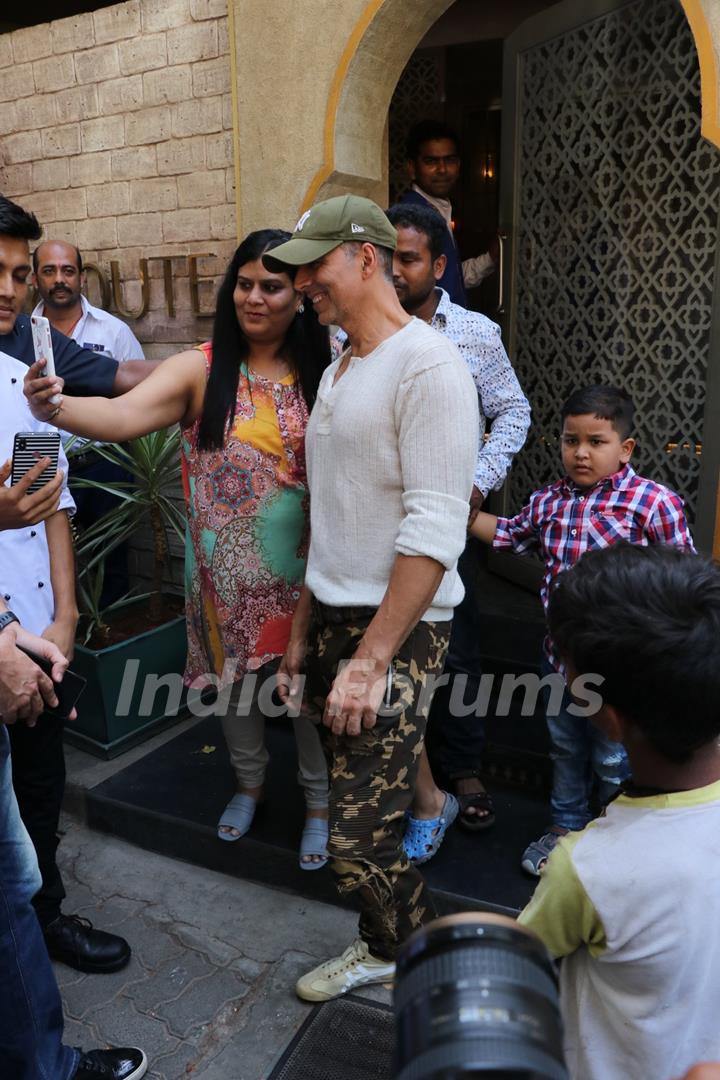 Akshay Kumar clicks selfies with fans at Bayrout