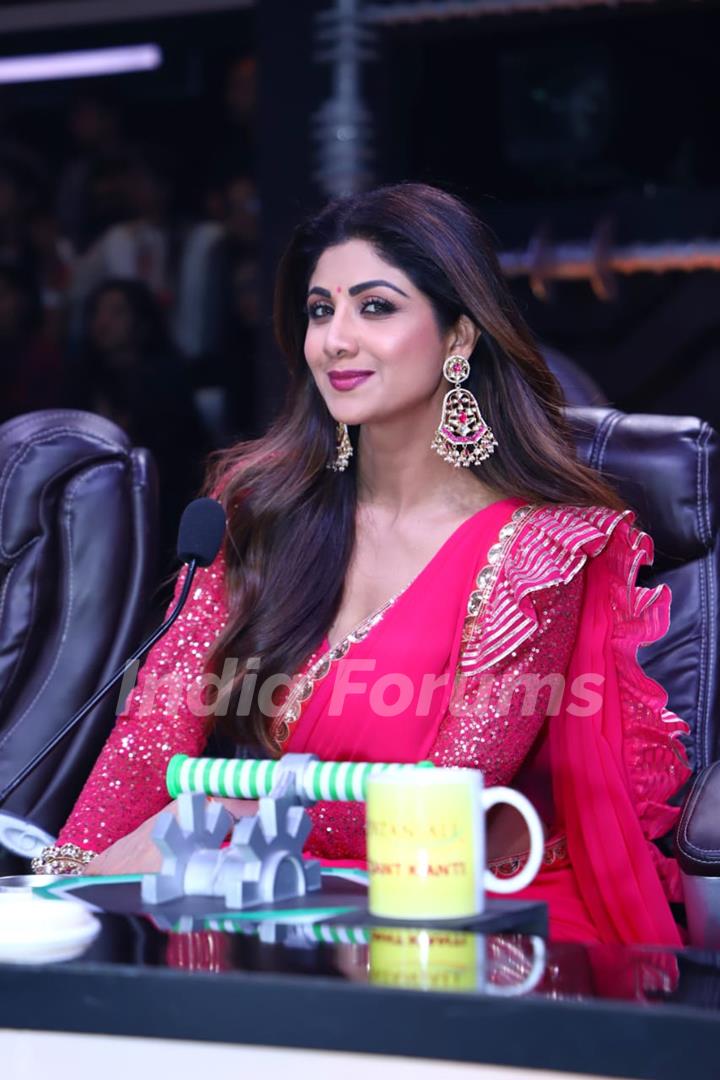 Shilpa Shetty smiles as she gets snapped by Paparazzi