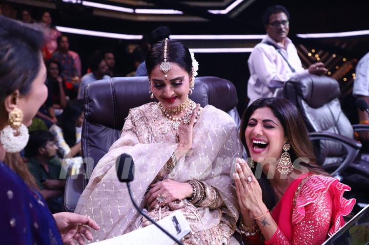 Rekha and Shilpa Shetty share a laugh as Geeta Kapoor adores them