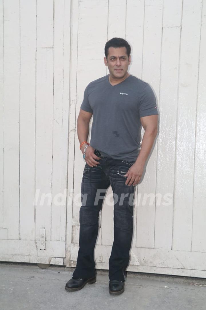 Salman Khan snapped at promotions of 'Bharat'