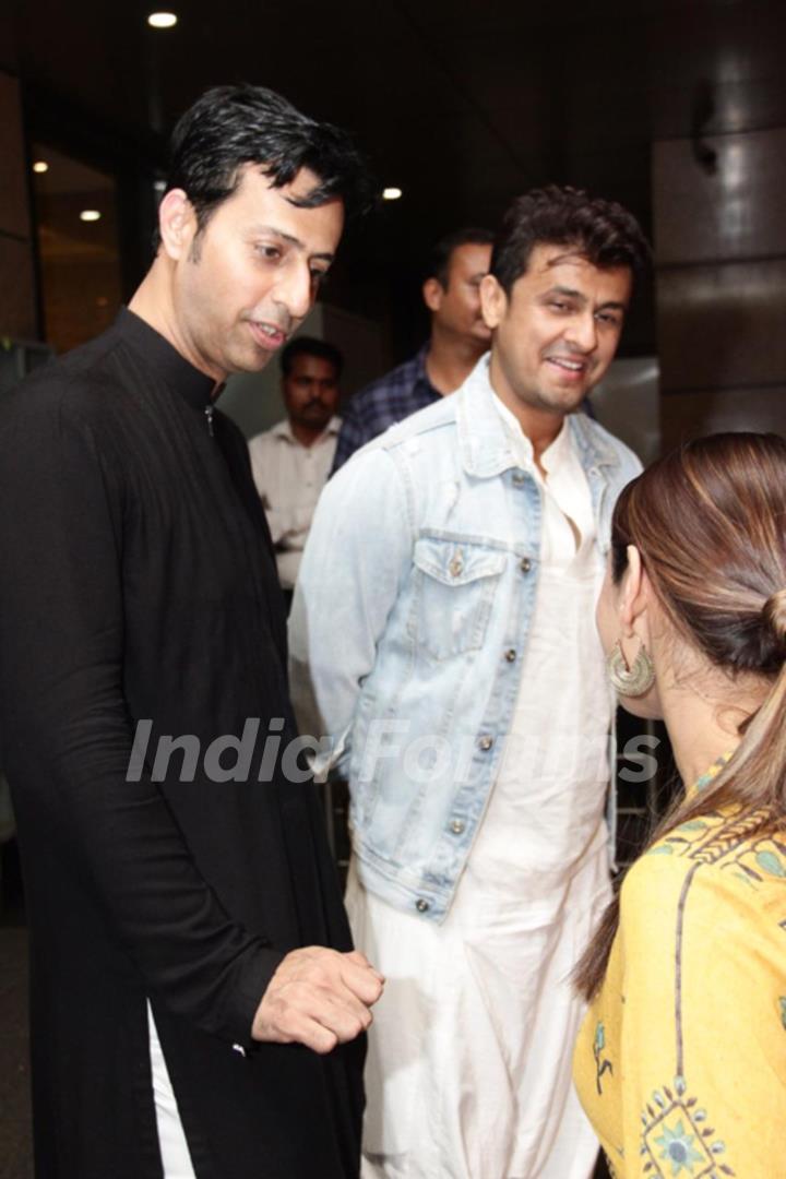 Salim Merchant and Sonu Nigam snapped at the premiere of Umrao Jaan, the musical in Mumbai 