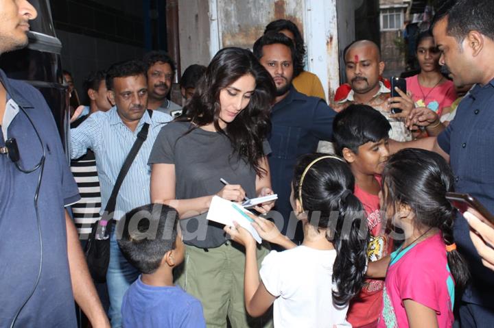 Kareena Kapoor signs autographs for young fans!