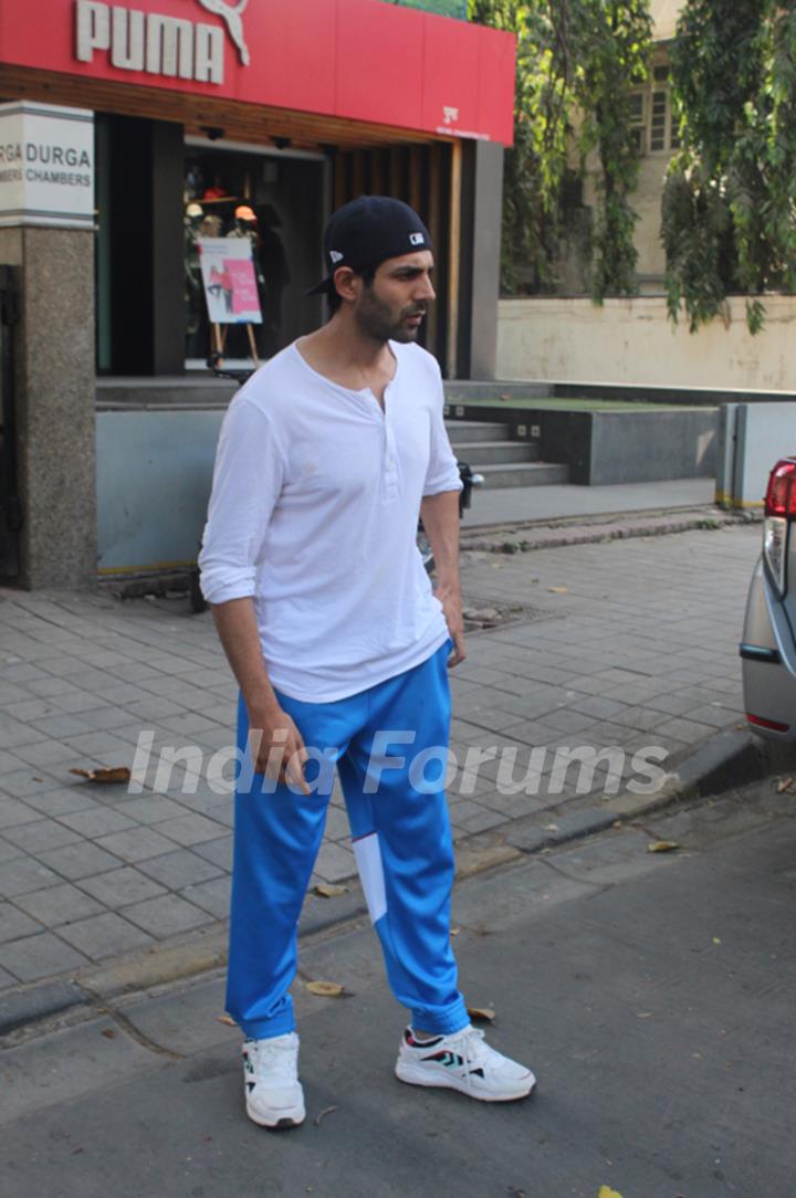 Kartik Aaryan spotted around the town!