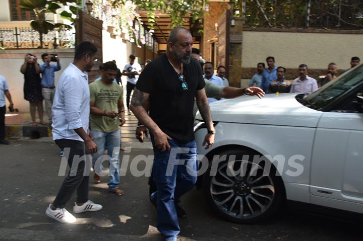 Sanjay Dutt pay's his last respects to Veeru Devgan