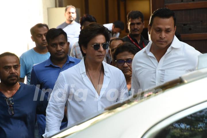 Shahrukh Khan pay's his last respects to Veeru Devgan