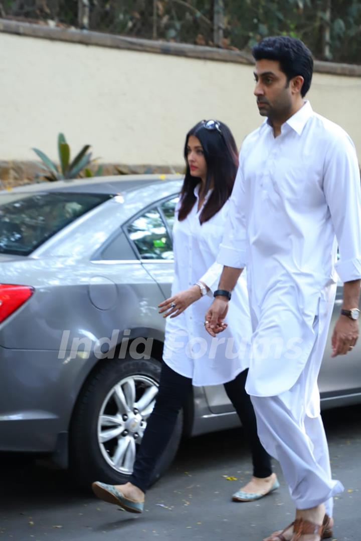 Aishwarya Rai Bachchan and Abhishek Bachchanpay's his last respects to Veeru Devgan 