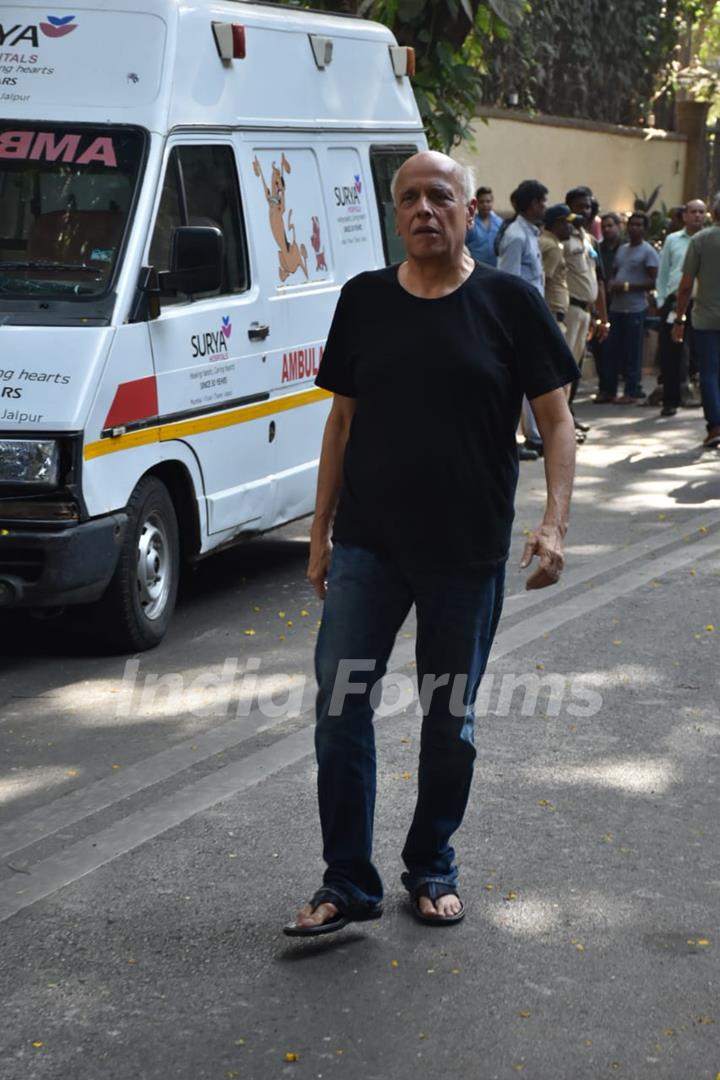 Mahesh Bhattpay's his last respects to Veeru Devgan