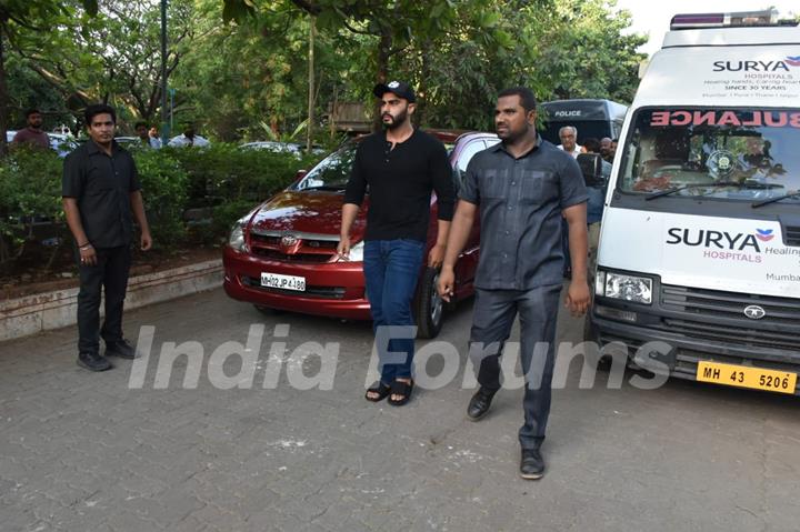 Arjun Kapoor pay's his last respects to Veeru Devgan