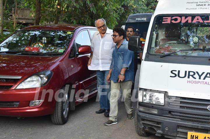 Boney Kapoor pay's his last respects to Veeru Devgan