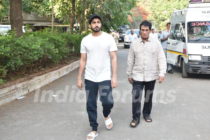 Sunny Nijar pay's his last respects to Veeru Devgan