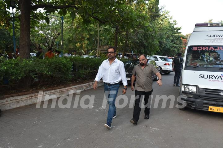 Anees Bazmee pay's his last respects to Veeru Devgan