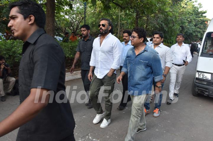 Sunil Shetty pay's his last respects to Veeru Devgan