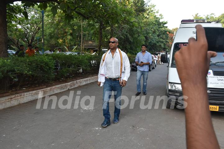 Celebrity pay's his last respects to Veeru Devgan