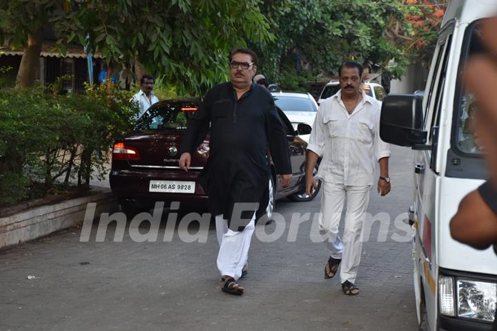 Raza Murad pay's his last respects to Veeru Devgan