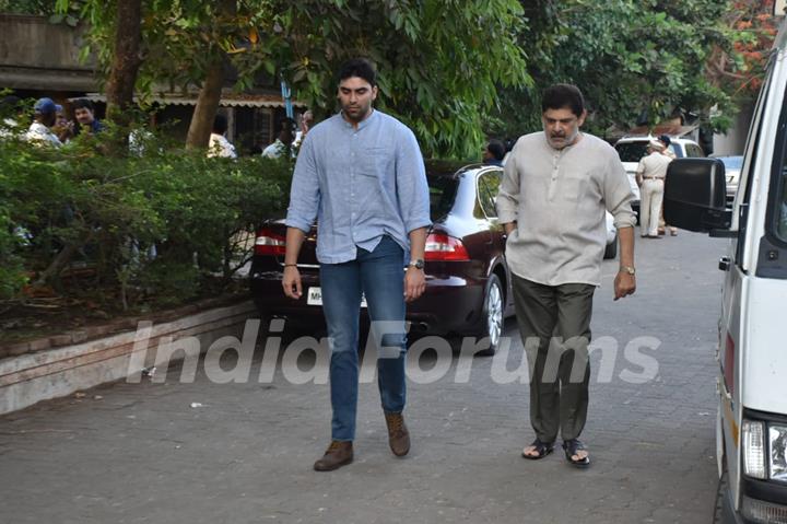 Nikitin Dheer and father Pankaj Dheer pay their last respects to Veeru Devgan