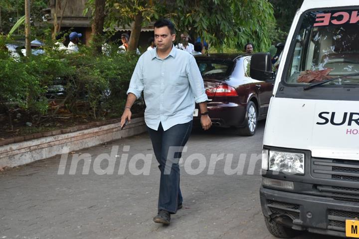 Celebrity pay's his last respects to Veeru Devgan