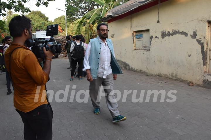 Celebrity pay's his last respects to Veeru Devgan