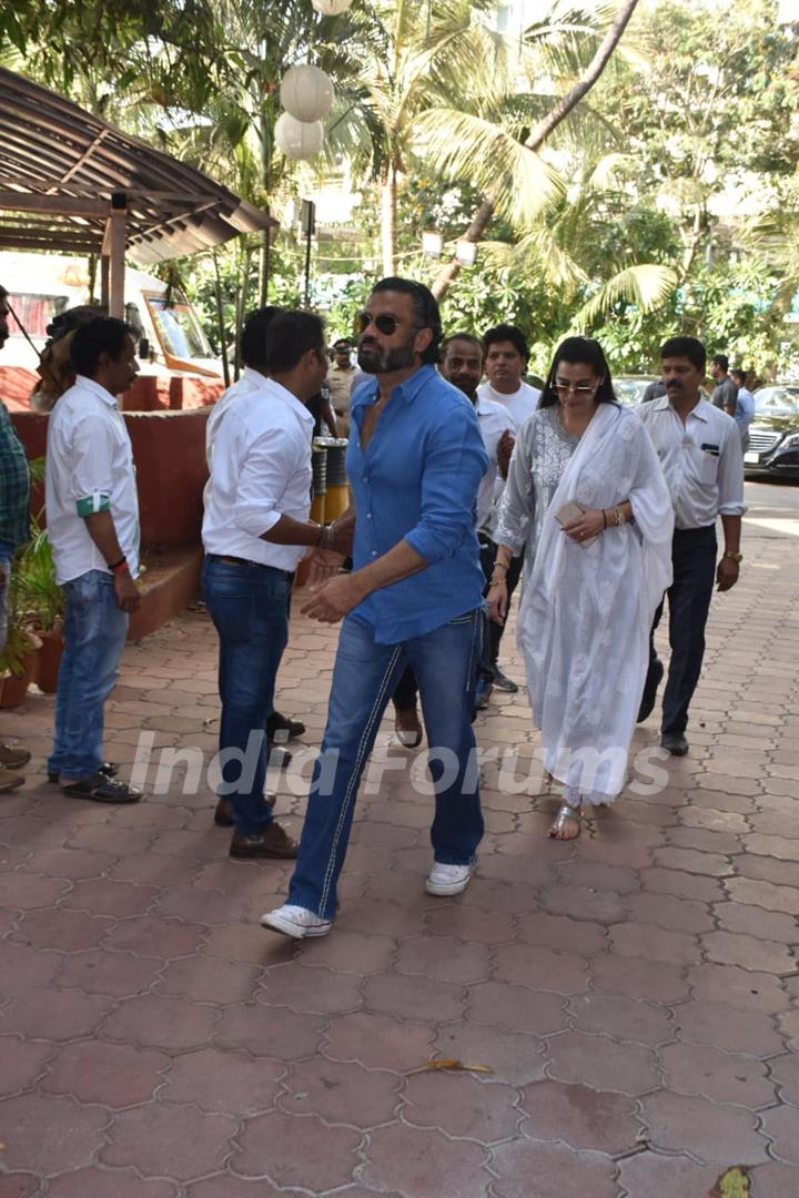 Sunil Shetty and Mana Shetty at Veeru Devgan prayer meet 