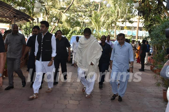 Abhishek and Amitabh Bachchan at Veeru Devgan prayer meet 