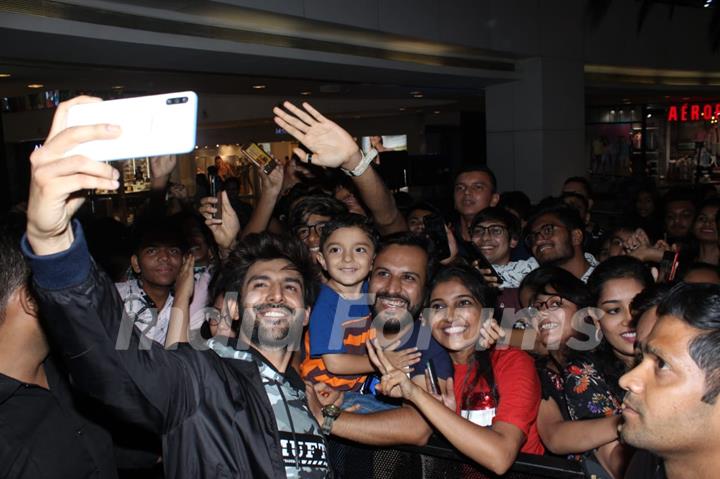 Kartik Aaryan selfie moment with the fans at the launch of MUFTI’s latest collection