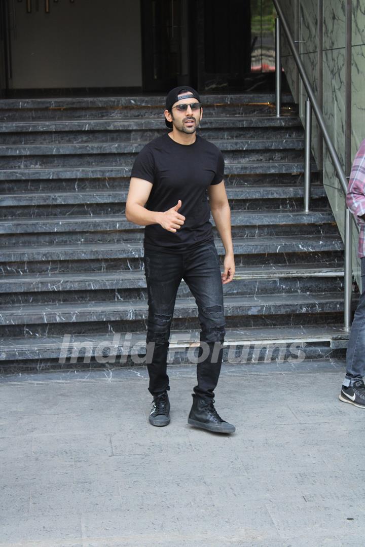 Kartik Aaryan snapped outside his gym