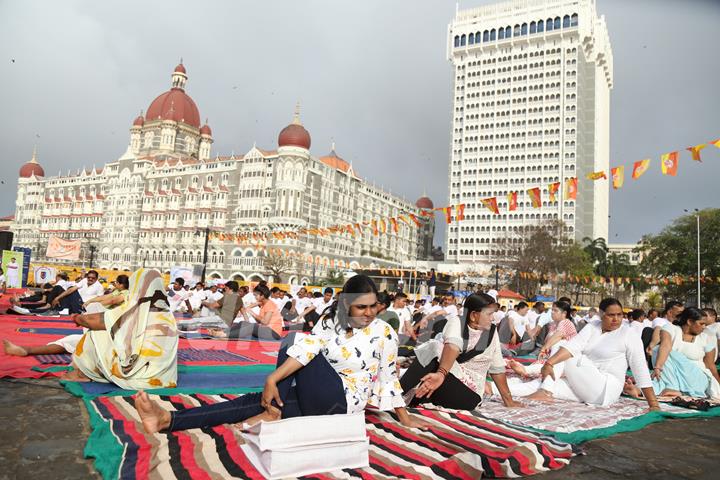 Bollywood stars celebrate yoga Day!