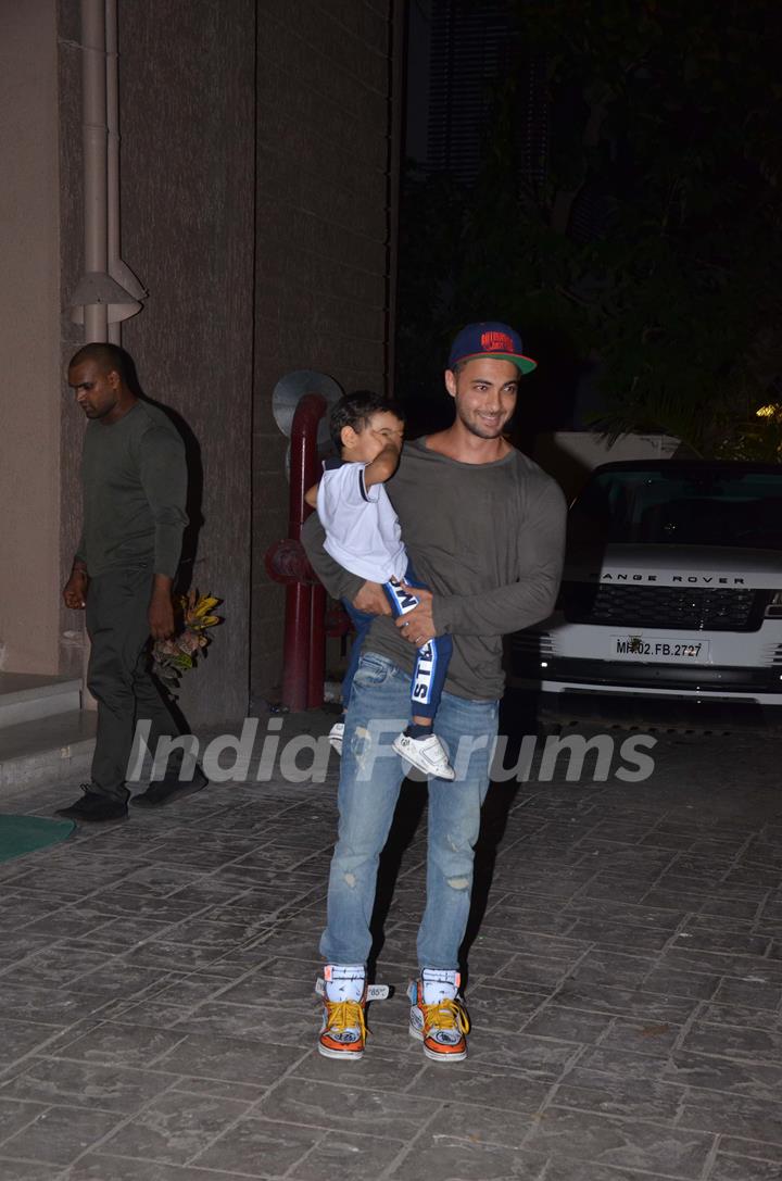Aayush Sharma snapped with his son at Arbaaz Khan's house party