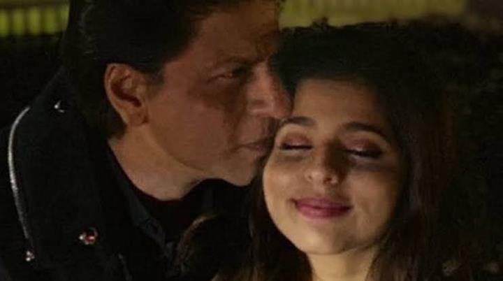 Shah Rukh Khan Kissing Daughter Suhana Khan Photo 