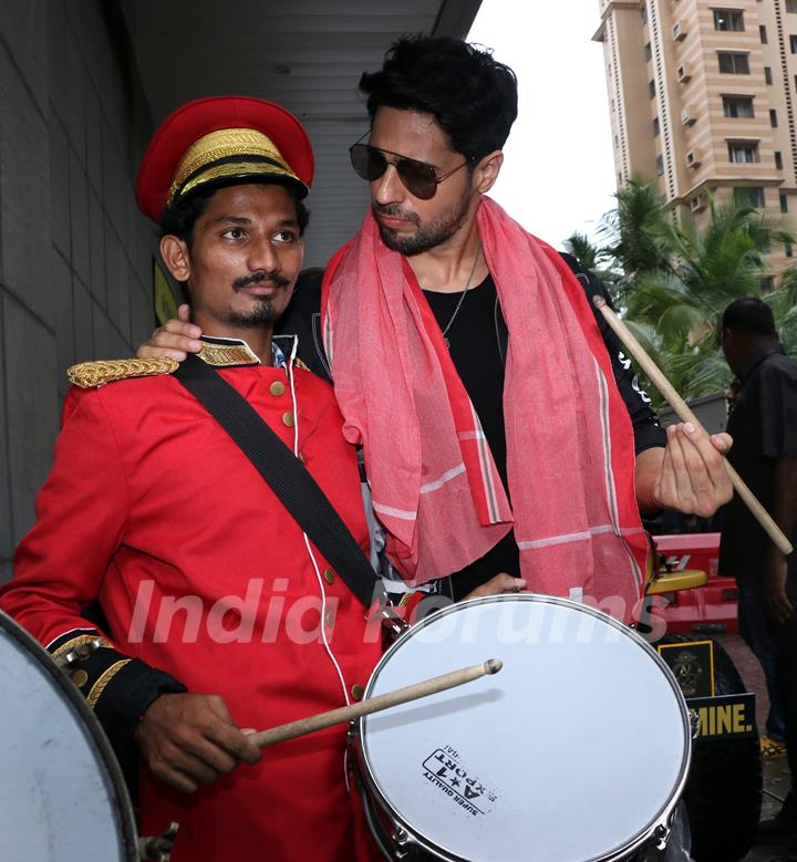 Parineeti Chopra and Sidharth Malhotra at the promotions of Jabariya Jodi! 