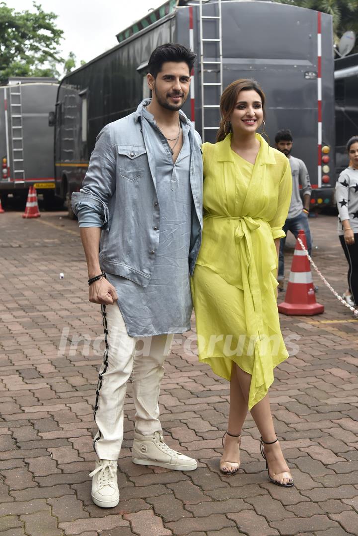 Sidharth Malhotra and Parineeti Chopra snapped during the promotions of Jabariya Jodi