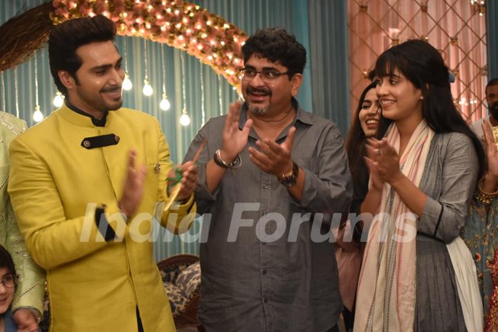 Rajan Shahi, Shivangi Joshi at bday celebration of Samir Onkar aka Samarth Singhania at Yeh Rishta Set