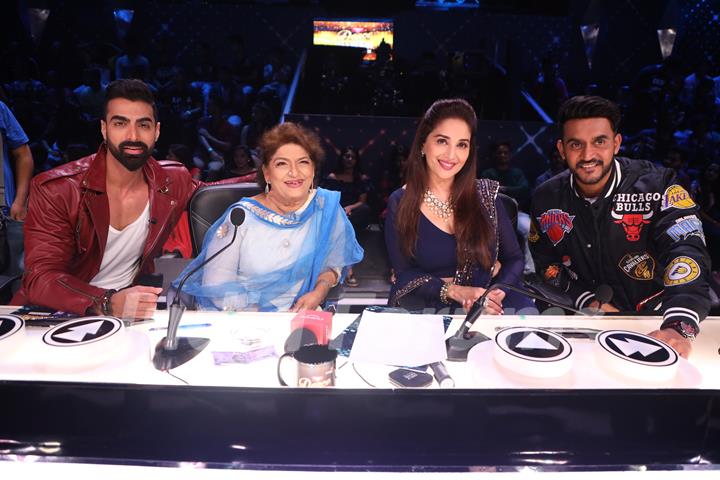 Saroj Khan, Madhuri Dixit, Shashank Khaitan, Tushar Kalia and Arjun Bijlani on the sets of Colors Dance Deewane season 2