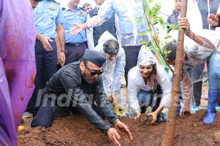 Bollywood celebrities support Tanishaa Mukherji's Earth Renewal Project by Stamp
