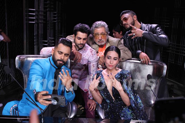 Judges Bosco Martis , Karisma Kapoor, Shakti Kapoor, Karan Wahi and Raftaar on DID 