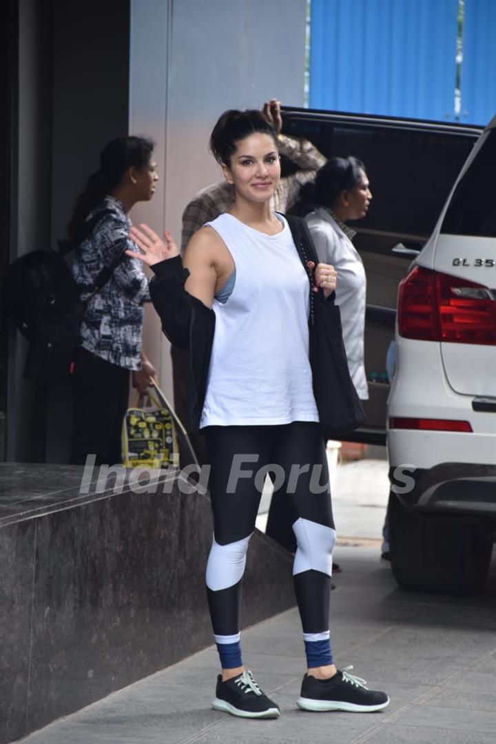 Sunny Leone spotted around the town!