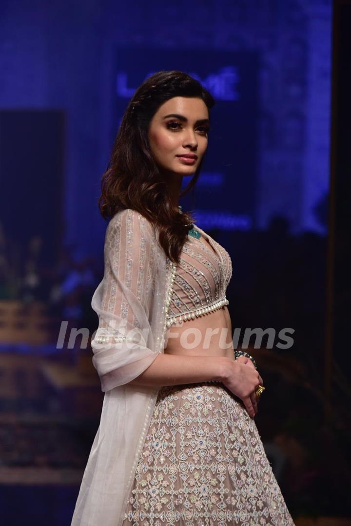 Diana Penty walks the ramp at Lakme Fashion Week!