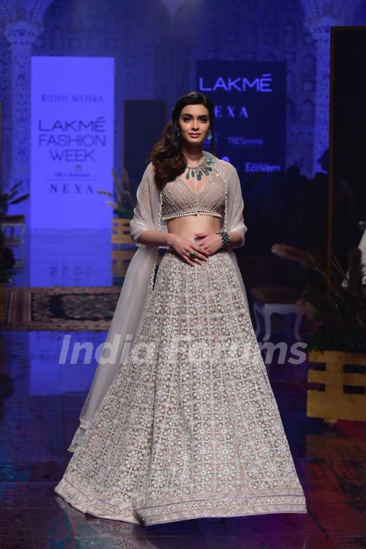 Diana Penty walks the ramp at Lakme Fashion Week!