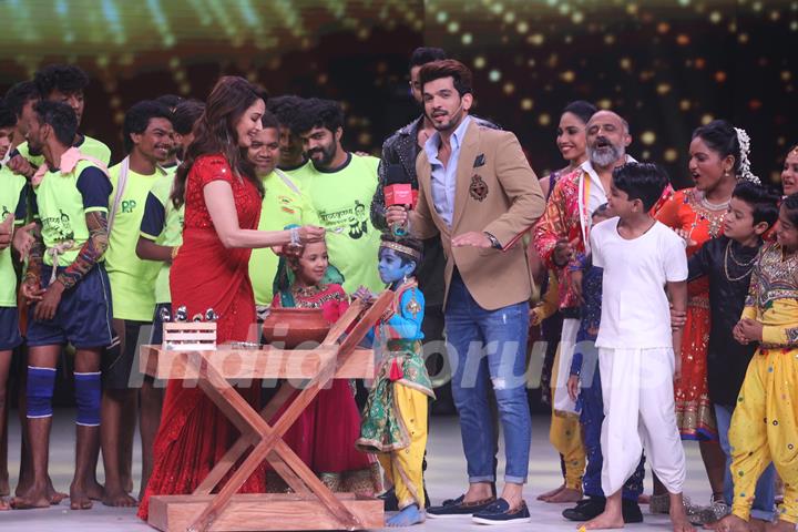 Madhuri Dixit, Arjun Bijlani on the sets of Dance Deewane