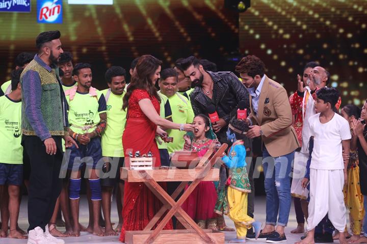 Madhuri Dixit, Arjun Bijlani, Tushar Kalia, Shashank Khaitan on the sets of Dance Deewane