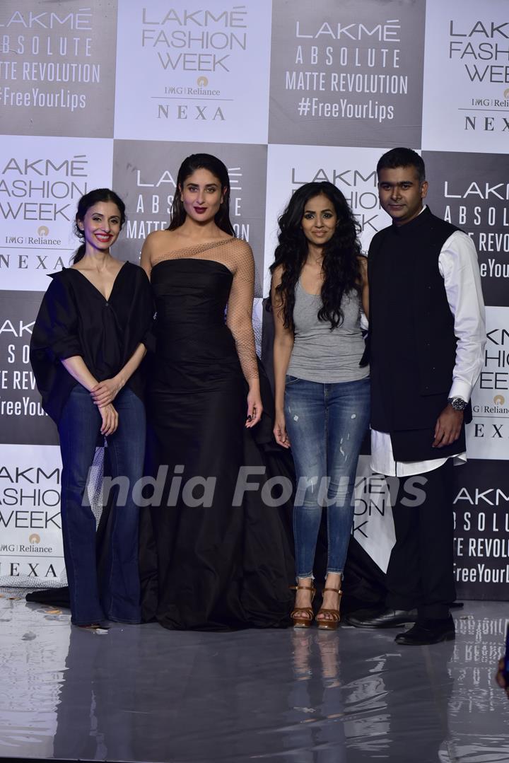 Kareena Kapoor walks the ramp at Lakme Fashion Week 2019! 