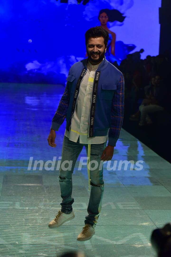 Riteish Deshmukh walks the ramp at Lakme Fashion Week 2019! 