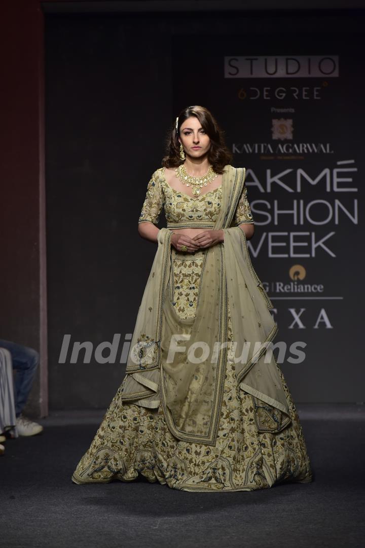 Soha Ali Khan walks the ramp at Lakme Fashion Week 2019! 