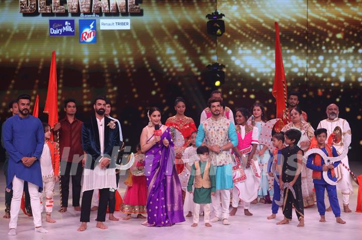 Shashank Khaitan, Tushar Kalia, Madhuri Dixit and Arjun Bijlani on the sets of Dance Deewane