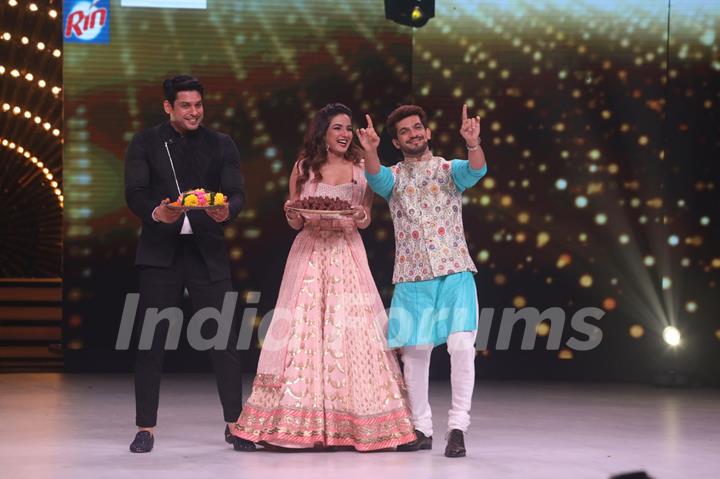 Siddharth Shukla, Arjun Bijani and Jasmine Bhasin on the set of Dance Deewane