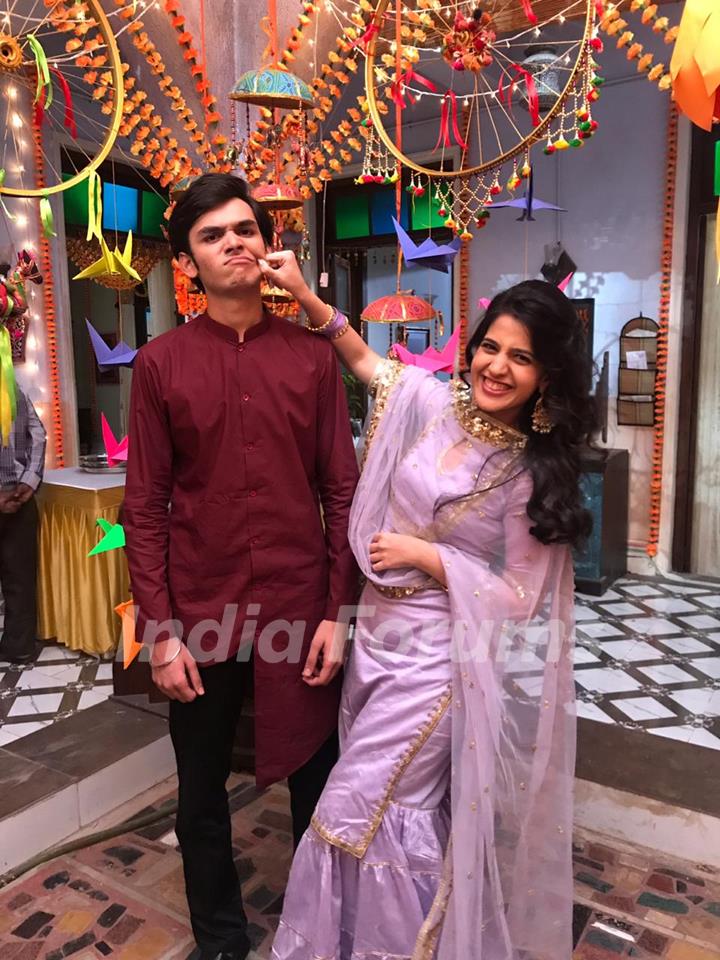 Gunjan (Simran Pareenja) with her brother