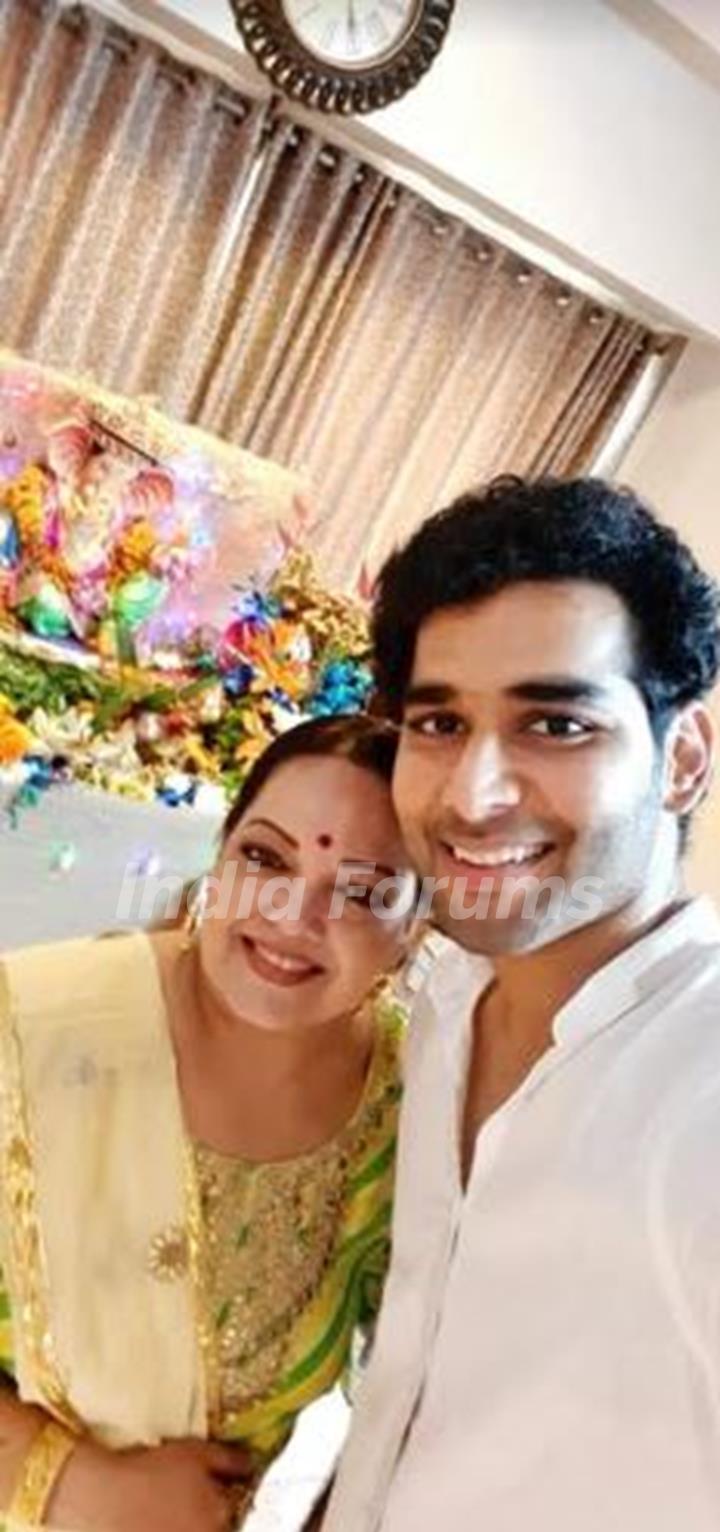 Madhuri Sanjeev Dixit- Priyansh Jora welcomes Ganpati at their house